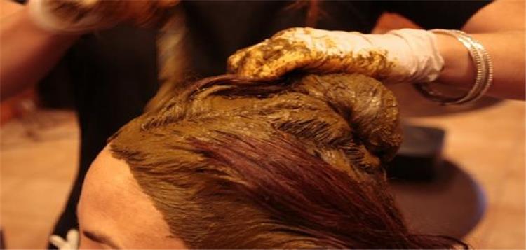 طرق تطبيق الحناء على الشعر
