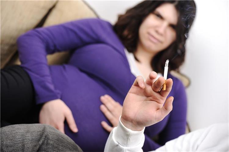هل تدخين الزوج يؤثر على الحمل