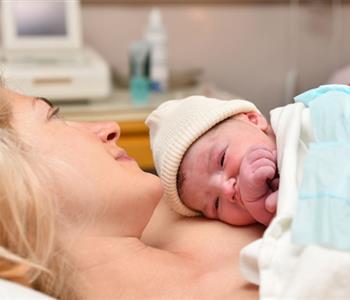 فوائد ملامسة الجلد للجلد مع طفلك فور الولادة