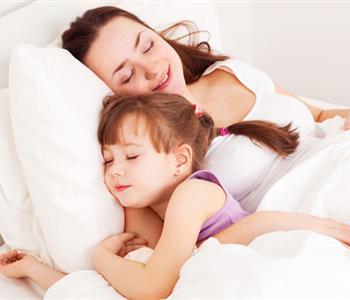 كيف تحافظين على هدوء أعصابك في معركة خضوع طفلك للنوم بأيام الدراسة