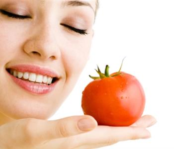 ماسك الطماطم والزبادي لتفتيح البشرة ومحاربة الشيخوخة
