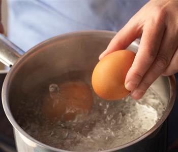 هل طول مدة سلق البيض تعرضك للتسمم
