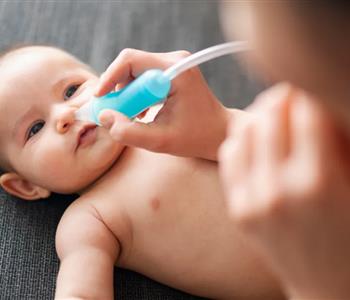 أفضل طريقة لتنظيف أنف الرضيع