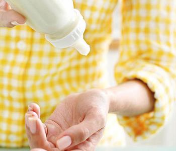 4 خطوات سهلة وصحية لتسخين ببرونة الرضيع