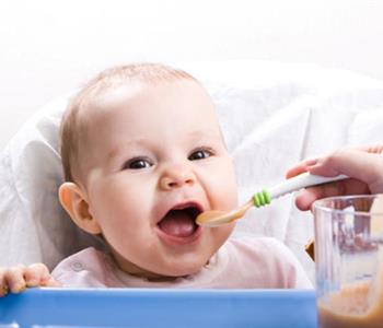 4 أكلات مفيدة ومغذية لرضيعك من عمر 8 أشهر