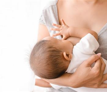 العلامات التي تدل على أن الطفل يتلقى الكمية الكافية من حليب الأم