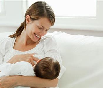 أهمية لبن السرسوب للطفل في الساعة الأولى بعد الولادة