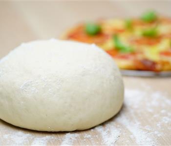 طريقة عمل عجينة البيتزا من غير خميرة