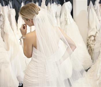 أشهر الأخطاء التي تقع فيها العروسة عند اختيار فستان الزفاف