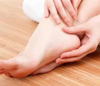 3 وصفات طبيعية لتنعيم القدمين وعلاج تشقق الكعب