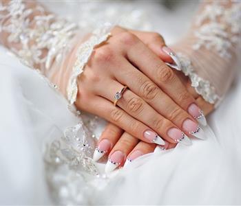 أشكال وألوان المانيكير للعروس الجريئة في حفل الزفاف