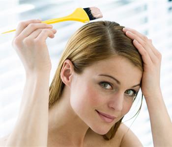 3 وصفات طبيعية لصبغ الشعر فى المنزل
