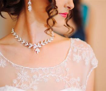 كيفية تنسيق الاكسسوارات مع فستان الزفاف