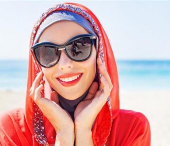 5 نصائح لارتداء نظارة الشمس مع الحجاب