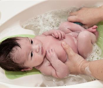 أفضل نصائح الاستحمام لمولودك الجديد
