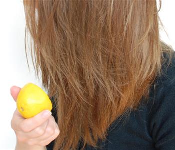 عصير الليمون الحل الأمثل للشعر الدهني