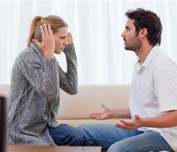 10 حلول للتعامل مع غيرة الزوج الزائدة