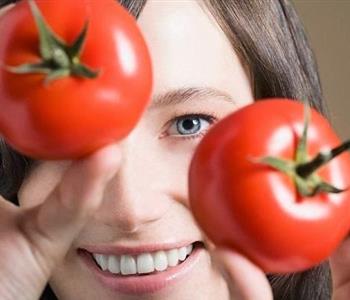 فوائد الطماطم لعلاج مشاكل البشرة والتخلص من حب الشباب