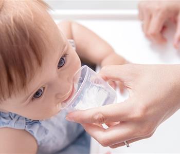 متى ينصح بإعطاء الرضيع الماء مع الرضاعة