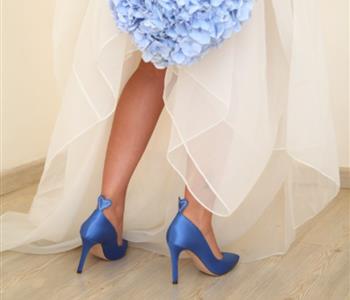 أحذية زفاف زرقاء لإطلالة مختلفة تناسب العروس الجريئة