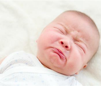 3 أسباب وراء عصبية طفلك الرضيع