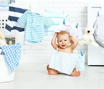 5 نصائح لتنظيف ملابس الرضع من البقع بسهولة