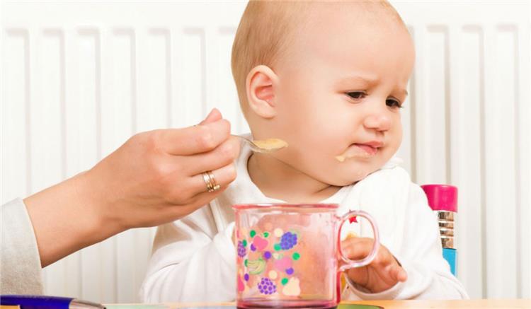 أطعمة يمنع تناولها للأطفال الرضع