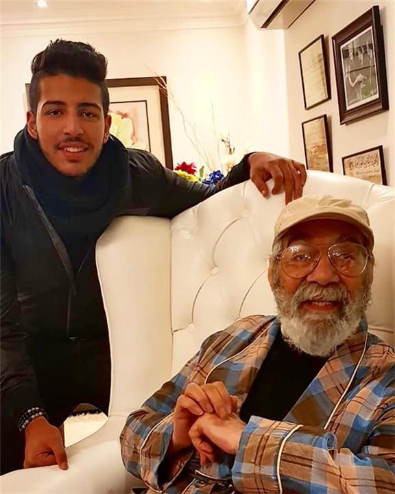 محمود ياسين مع حفيده 