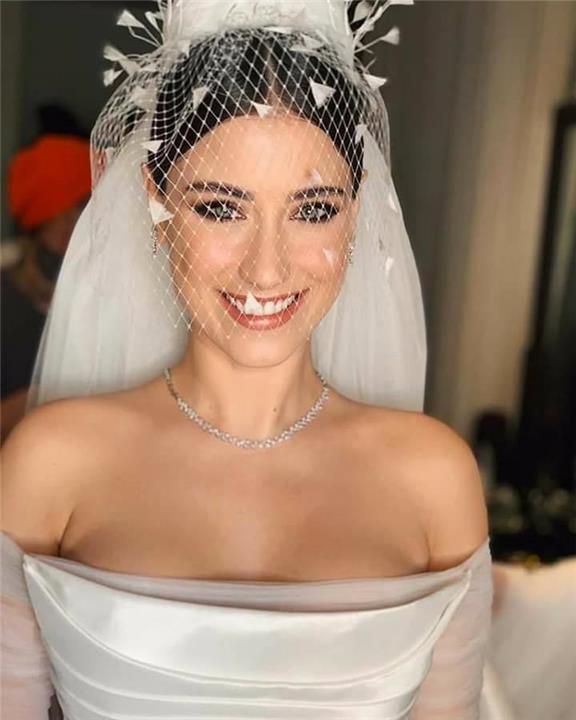 إطلالة ناعمة للنجمة التركية هازال كايا في حفل زفافها