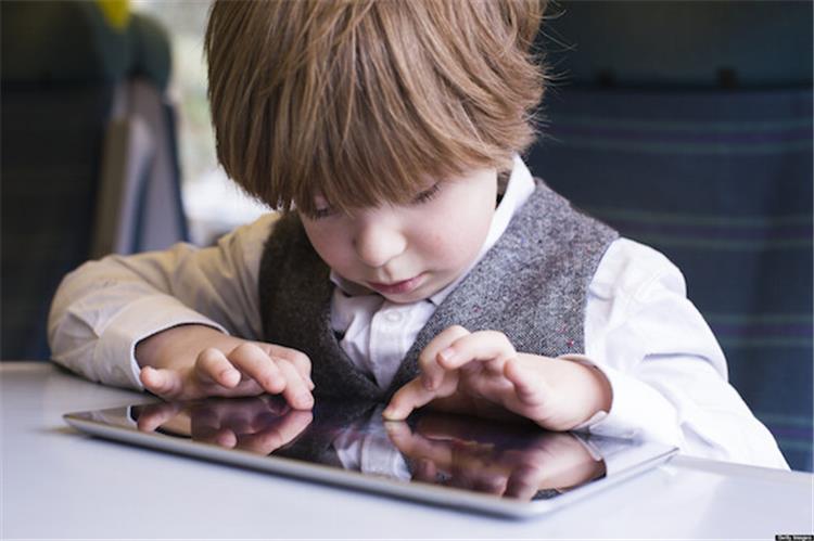 نصائح لاستخدام الأطفال شاشات الهاتف المحمول والتلفاز بشكل صحيح