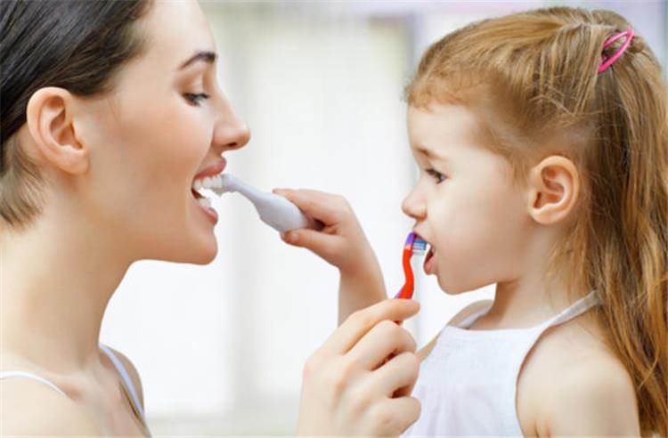 الكمية الصحيحة لمعجون الأسنان عند تنظيف الأسنان