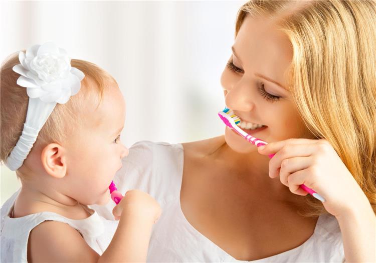 أضرار استخدام معجون الأسنان بكثرة على الأطفال