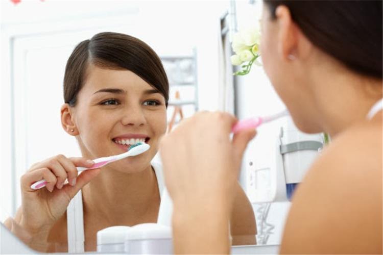 أضرار استخدام معجون الأسنان بكثرة على البالغين