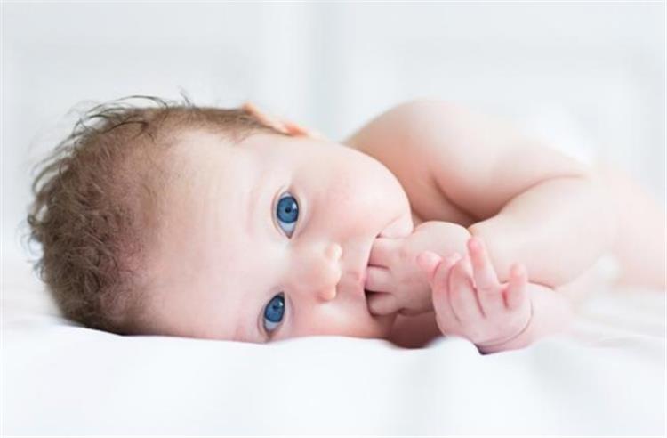 ما حقيقة أن الضوء القوي يضر بعين الطفل الرضيع؟