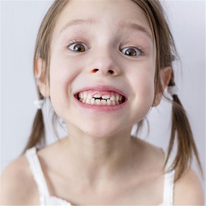 فائدة الإحتفاظ بأسنان أطفالك اللبنية