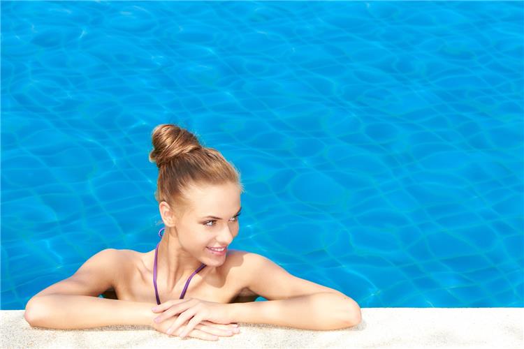 نصائح لحماية الشعر المصبوغ أثناء السباحة