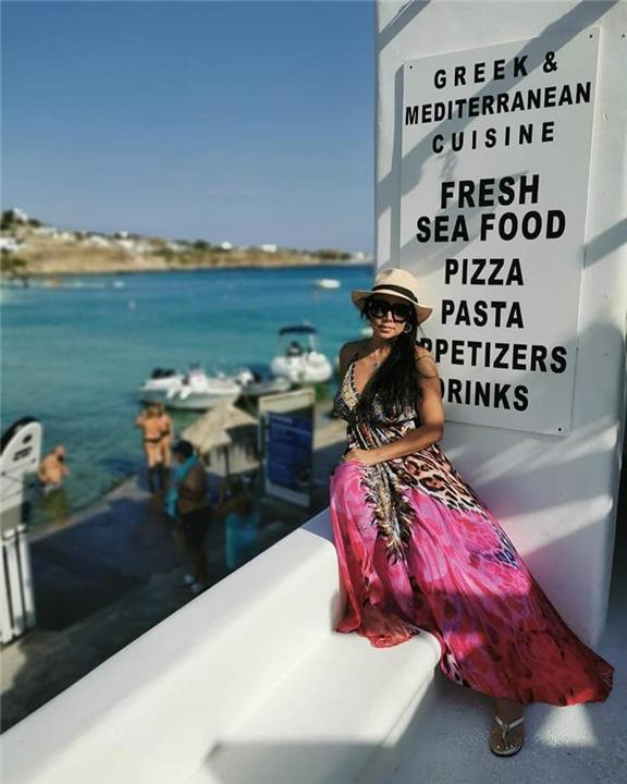 رانيا يوسف تثير الجدل بفستاني صيفي في اليونان