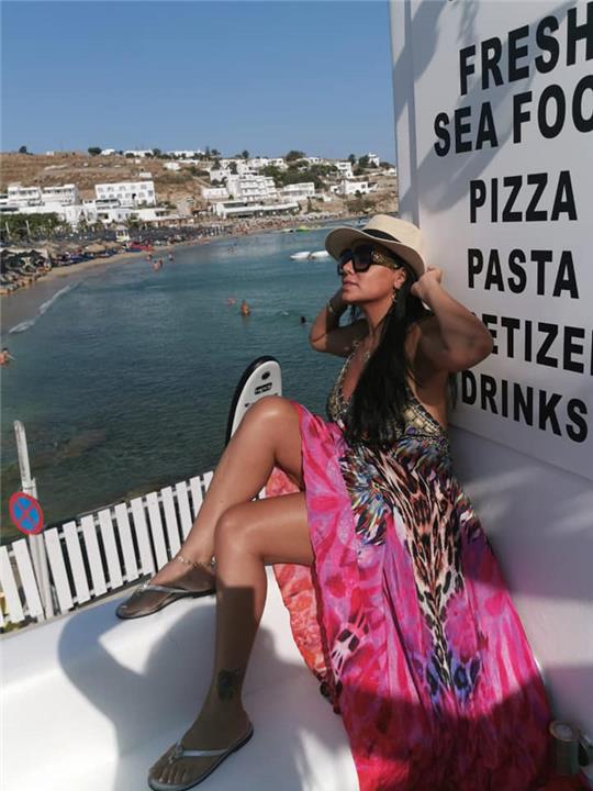 رانيا يوسف تثير الجدل بفستاني صيفي في اليونان