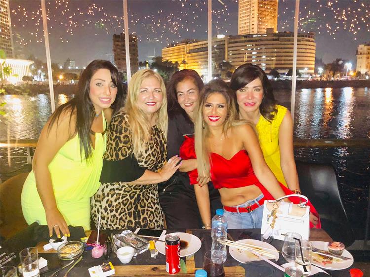 منة فضالي تحتفل بعيد ميلادها الـ36 بملابس حمراء جريئة