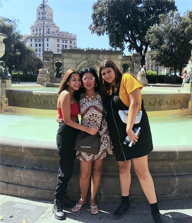 رانيا يوسف مع بناتها في إسبانيا