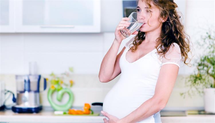كمية الماء المناسبة التي يجب تناولها الحامل