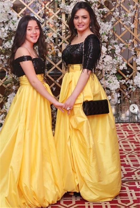 دينا فؤاد مع ابنتها الشابة لأول مرة بنفس الفستان