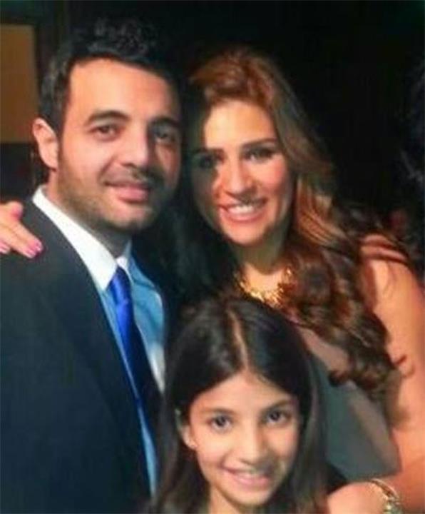 عمرو محمود ياسين وزوجته