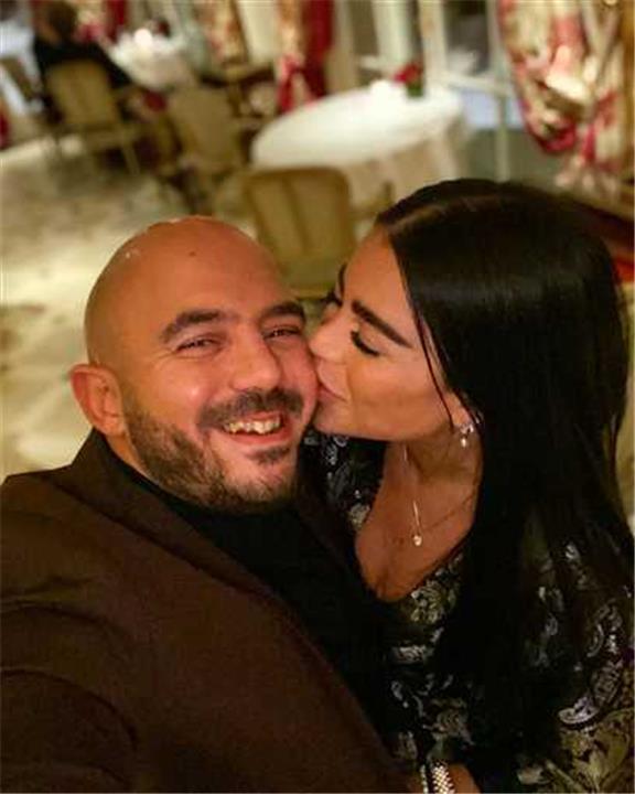 قبلات خطيبة محمود العسيلي له تثير الجدل في حفل عيد ميلادها