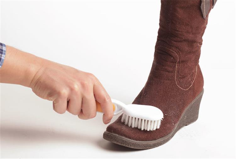 كيفية تنظيف الأحذية القطيفة أو الشمواه