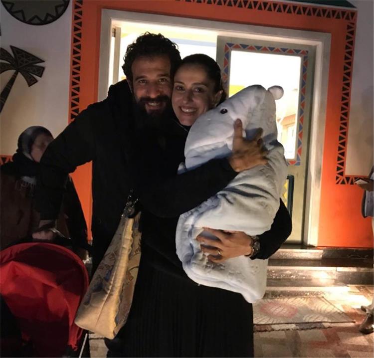 حنان مطاوع مع زوجها وابنتها في أسوان