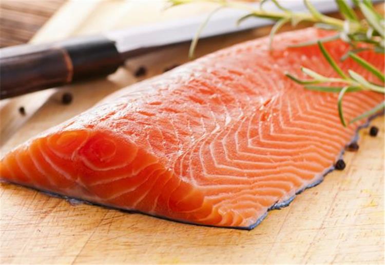 نصائح هامة قبل تناول سمك السلمون لتجنب الأمراض