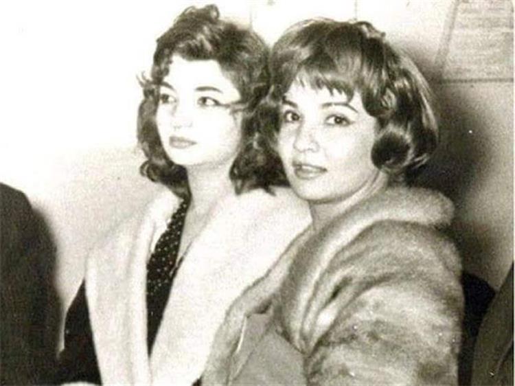 الفنانة عفاف شاكر مع أختها الفنانة شادية