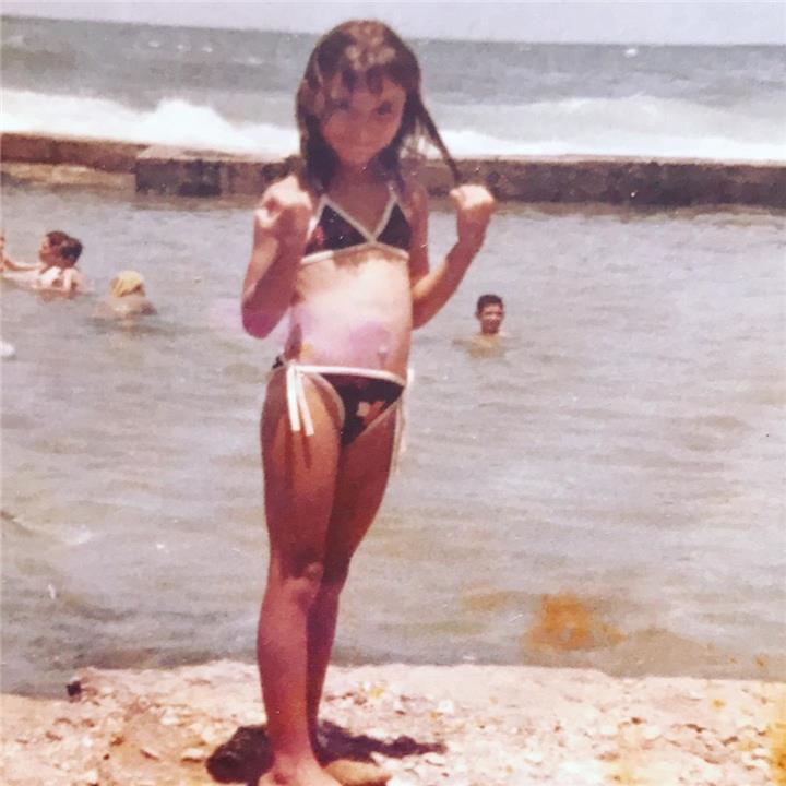 نيرمين الفقي تكشف عن صورة لها في طفولتها من أجازة الصيف