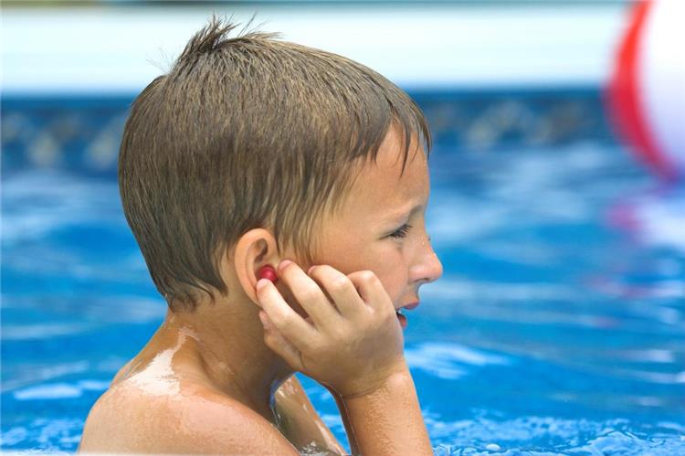 اسباب تجعلك تجففين أذن طفلك بعد السباحة